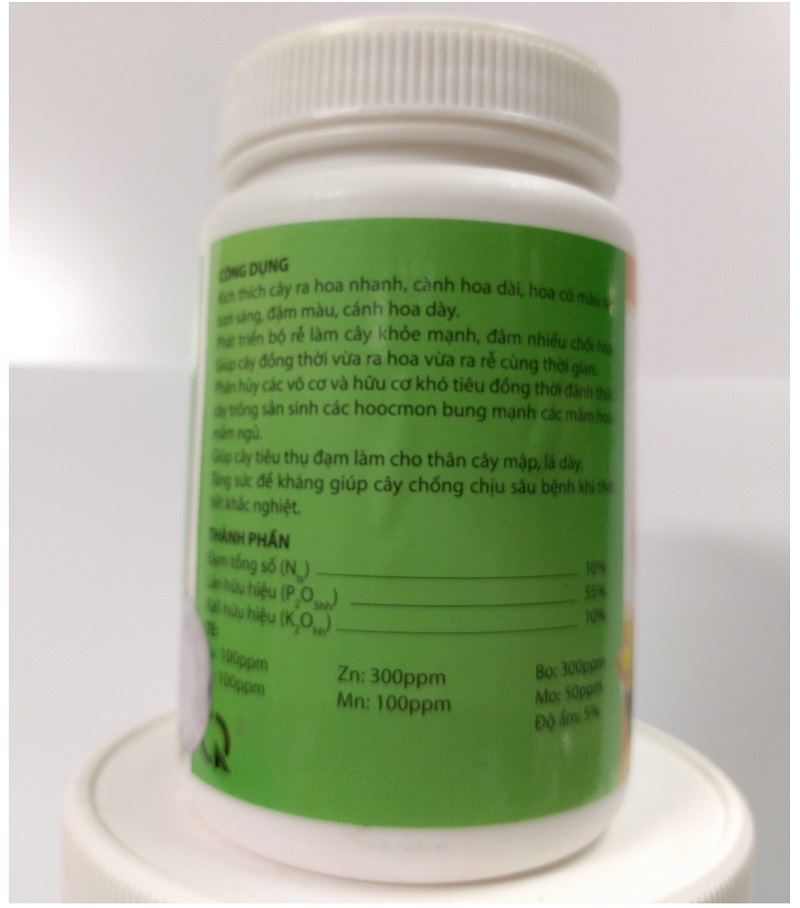 Combo 2 lọ phân bón NPK Tám Ngọc, ra hoanhanh vừa ra hoa vừa ra rễ, cành hoa dài, hoa to màu sắc tươi đẹp....
