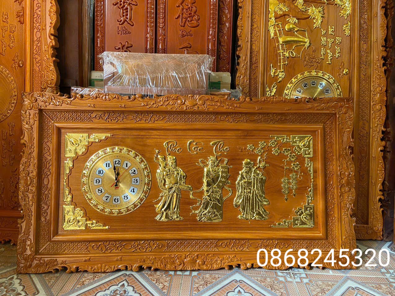 Đồng hồ treo tường khắc tích phúc lộc thọ bằng gỗ gỗ đỏ kt 67×127×4cm 