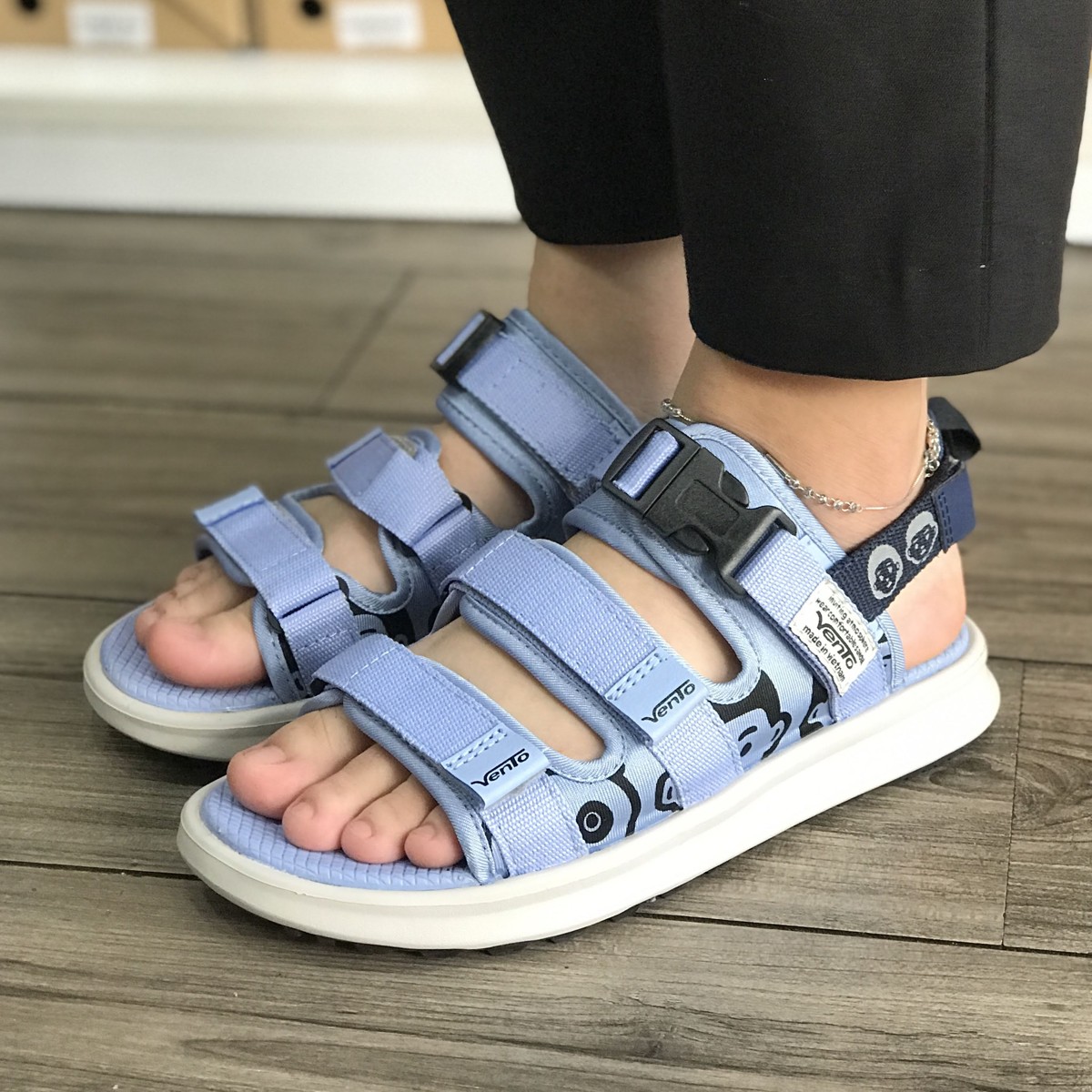 Giày sandal nữ siêu nhẹ hiệu Vento thích hợp mang đi học NB80XD