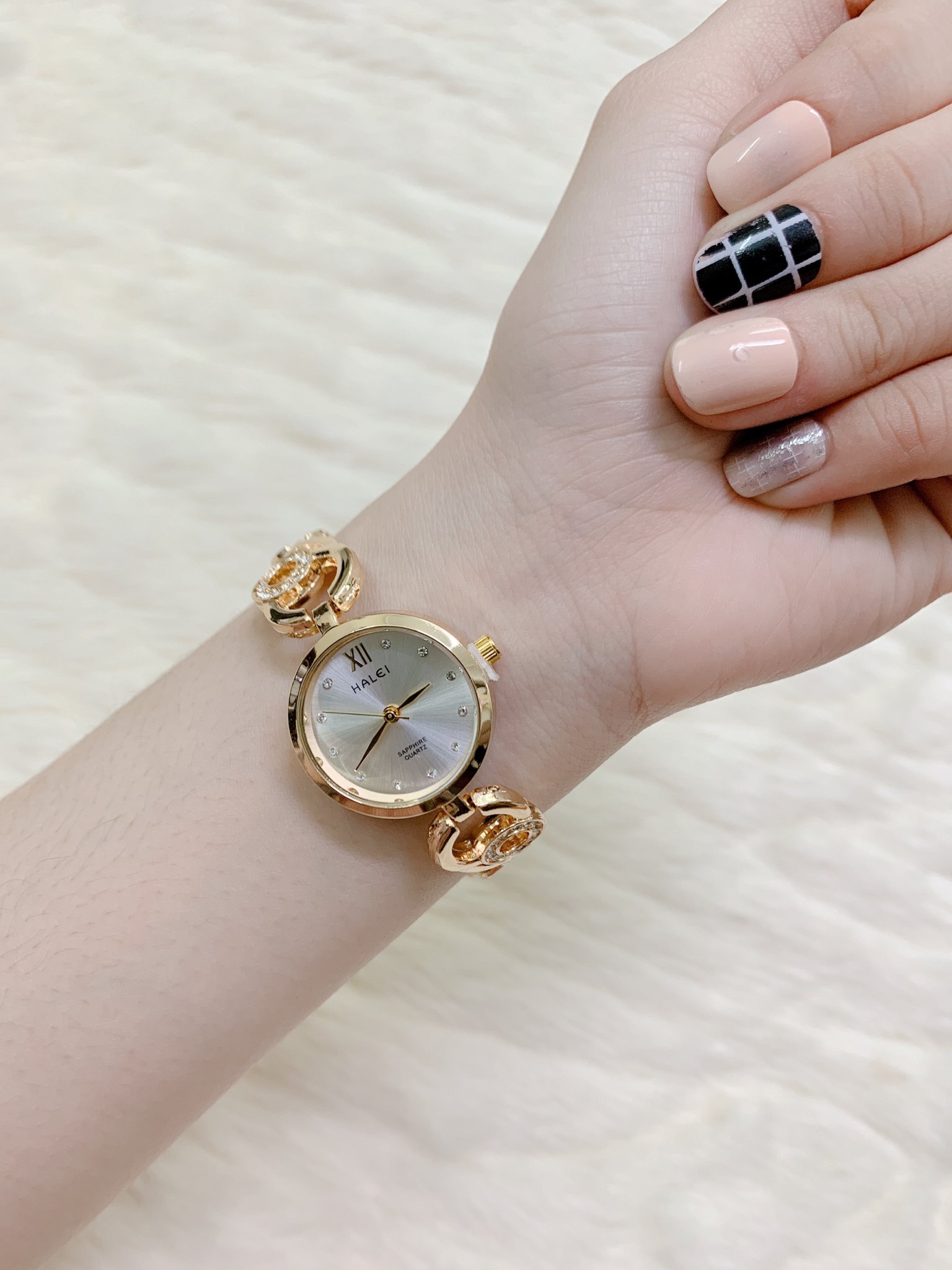 Đồng Hồ Nữ Halei Dáng Lắc Mặt Tròn