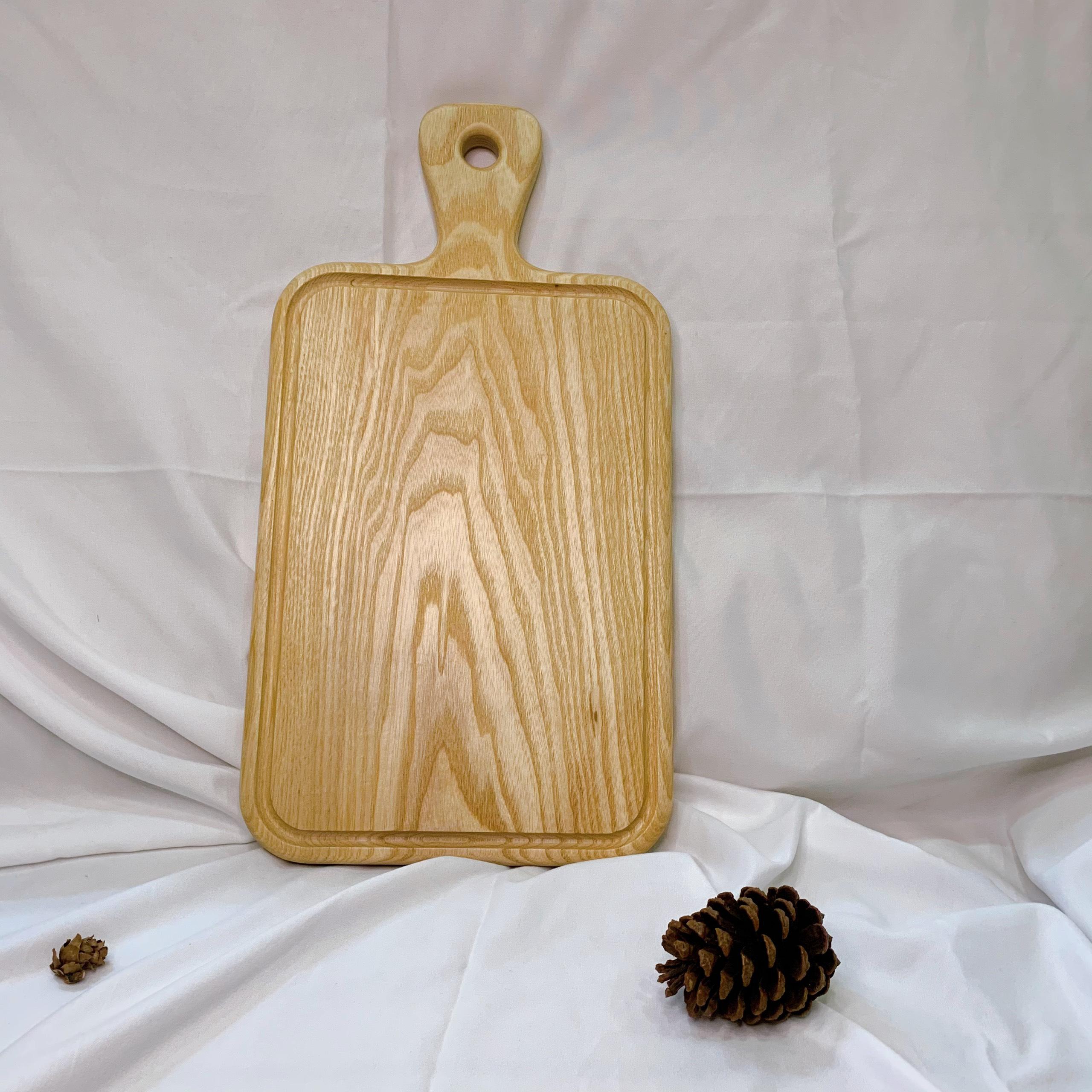 Thớt gỗ trang trí hình chữ nhật có tay cầm gỗ tần bì đựng đồ ăn, trái cây sang trọng