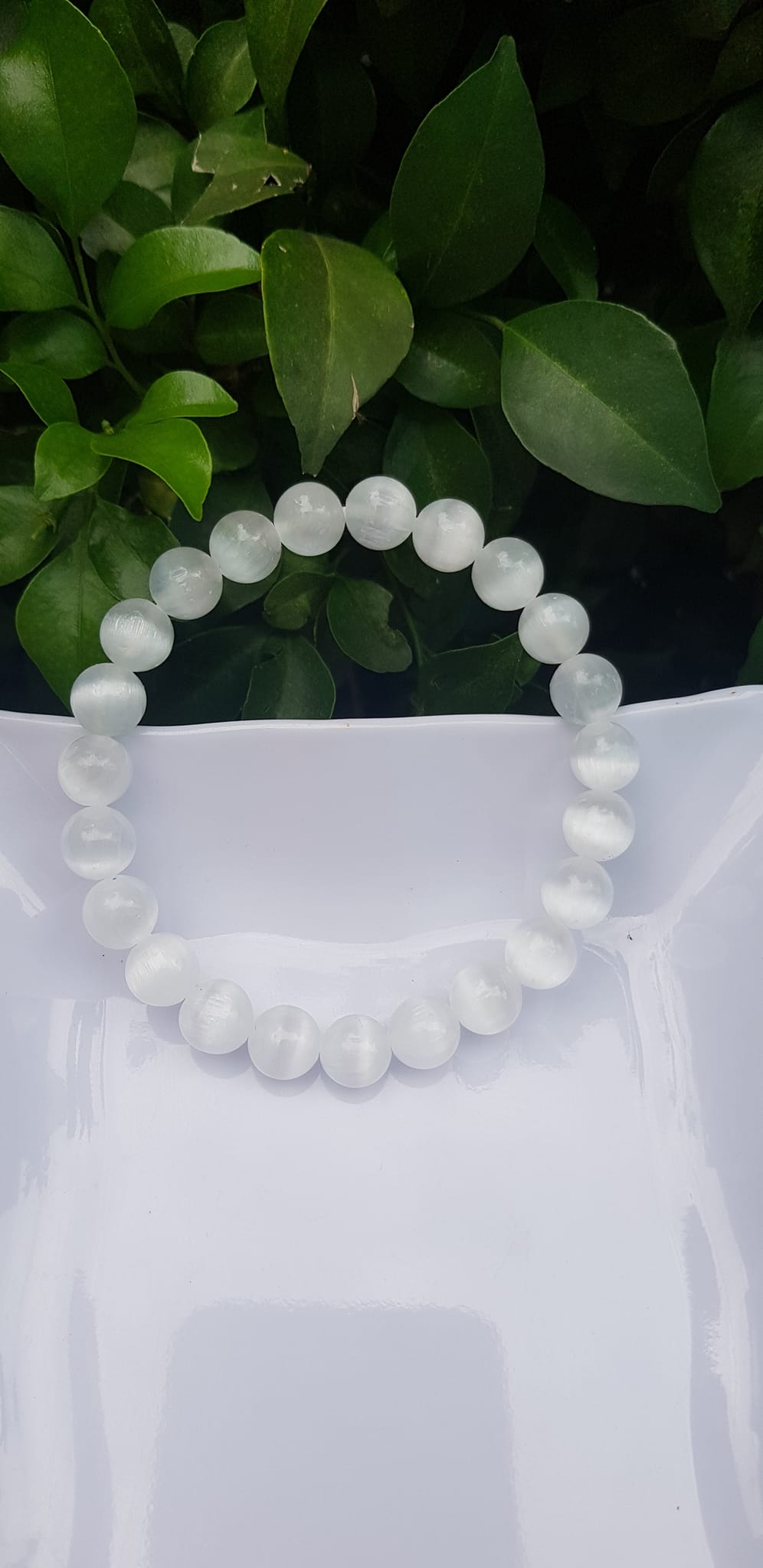 Vòng tay phong thủy may mắn Nữ đá mắt mèo trắng thiên nhiên Size hạt 8mm bóng sáng tuyệt đẹp màu trắng trong ánh sáng đẹp Chất liệu đá mắt mèo bóng đẹp chuẩn hợp nữ mệnh kim, mệnh thủy đeo giá rẻ bao đẹp ạ  đeo tốt sức khỏe, may mắn phong thủy tài lộc ạ