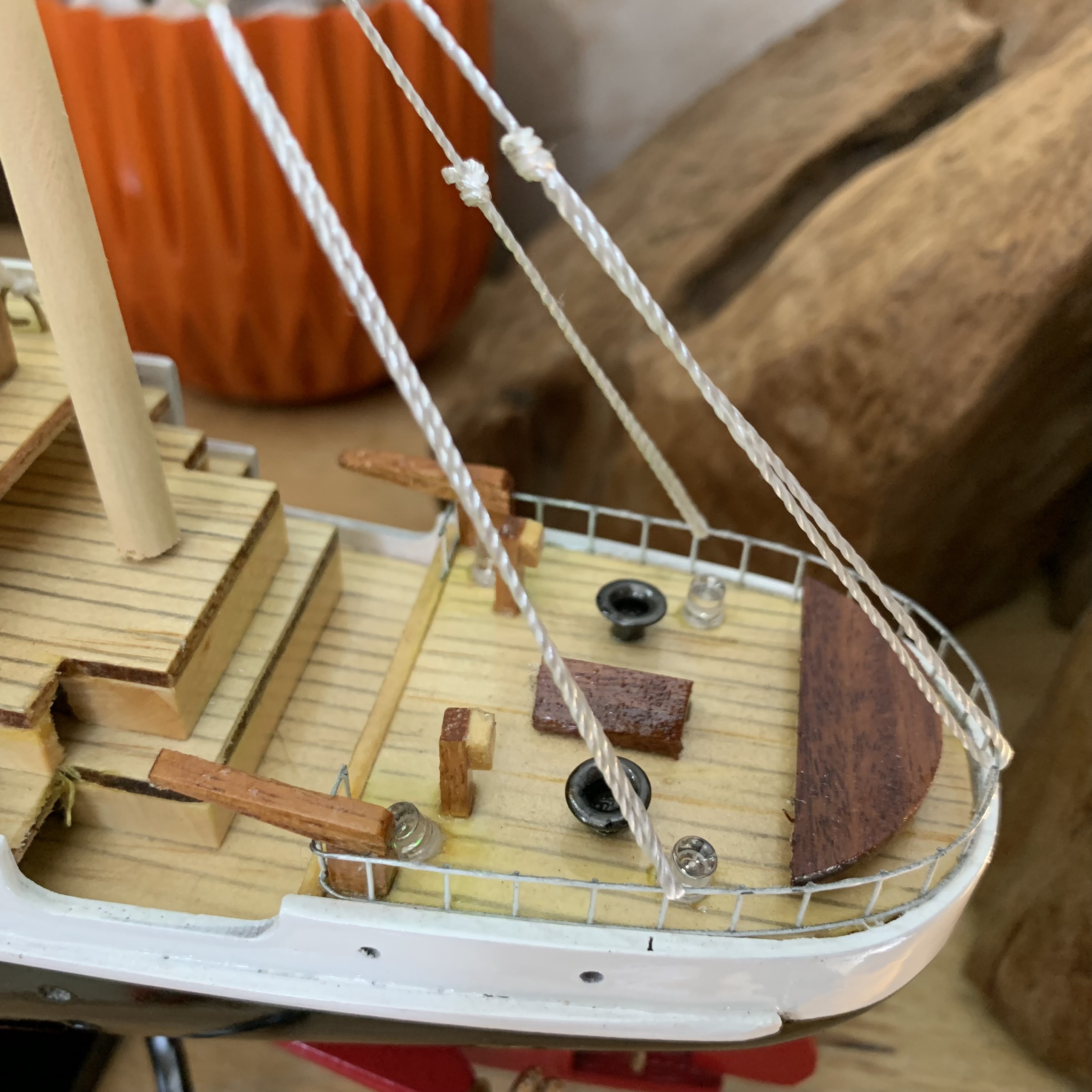 Mô hình trang trí tàu gỗ Titanic trang trí nhà cửa quà tặng bé - Dài 40cm - Gỗ tự nhiên - Có đèn led màu