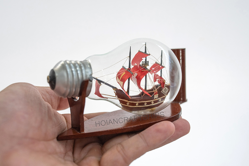Thuyền gỗ mini Santa Maria trong bóng đèn