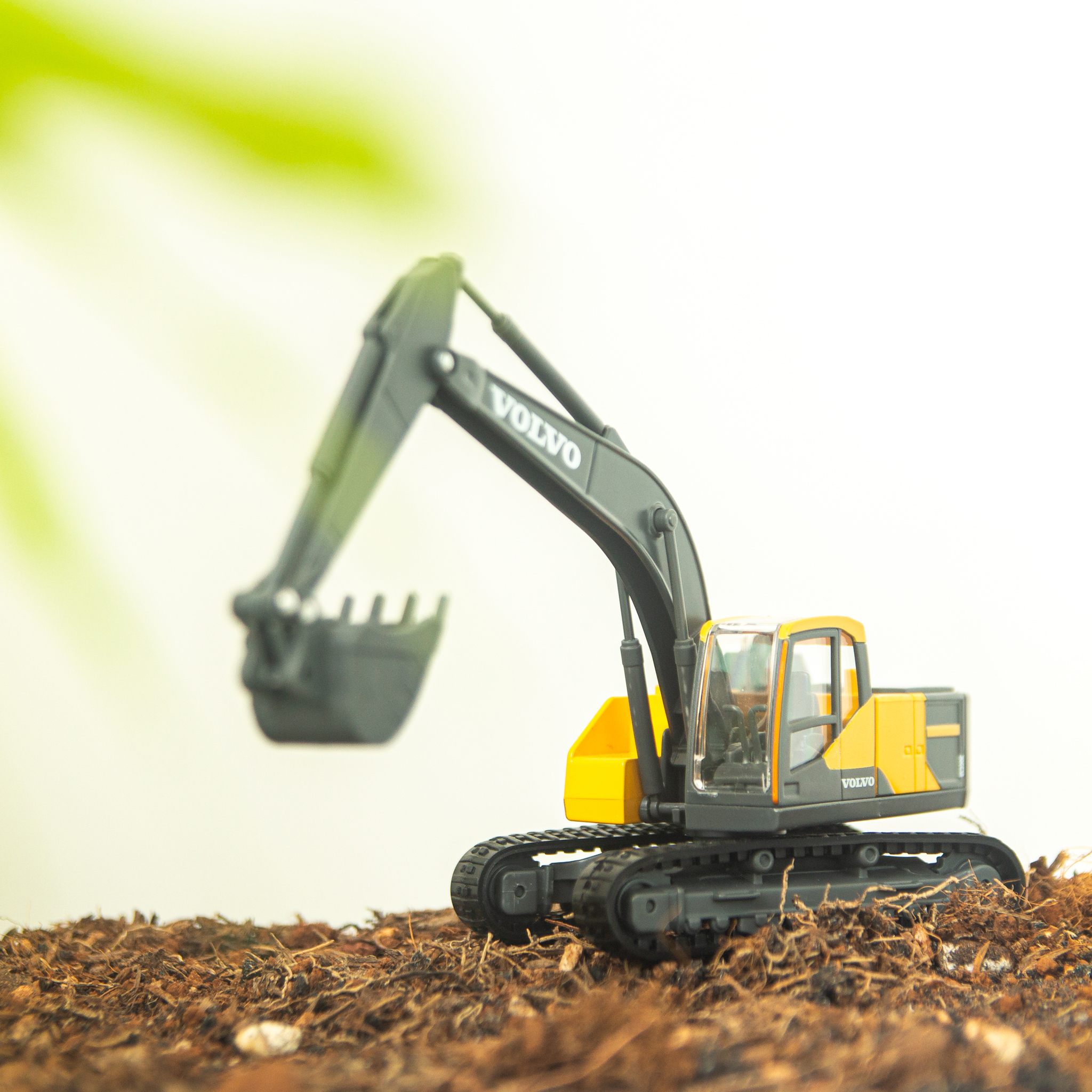 Mô hình xe Volvo EC220E Excavator Construction 1:50 Bburago 18-32086