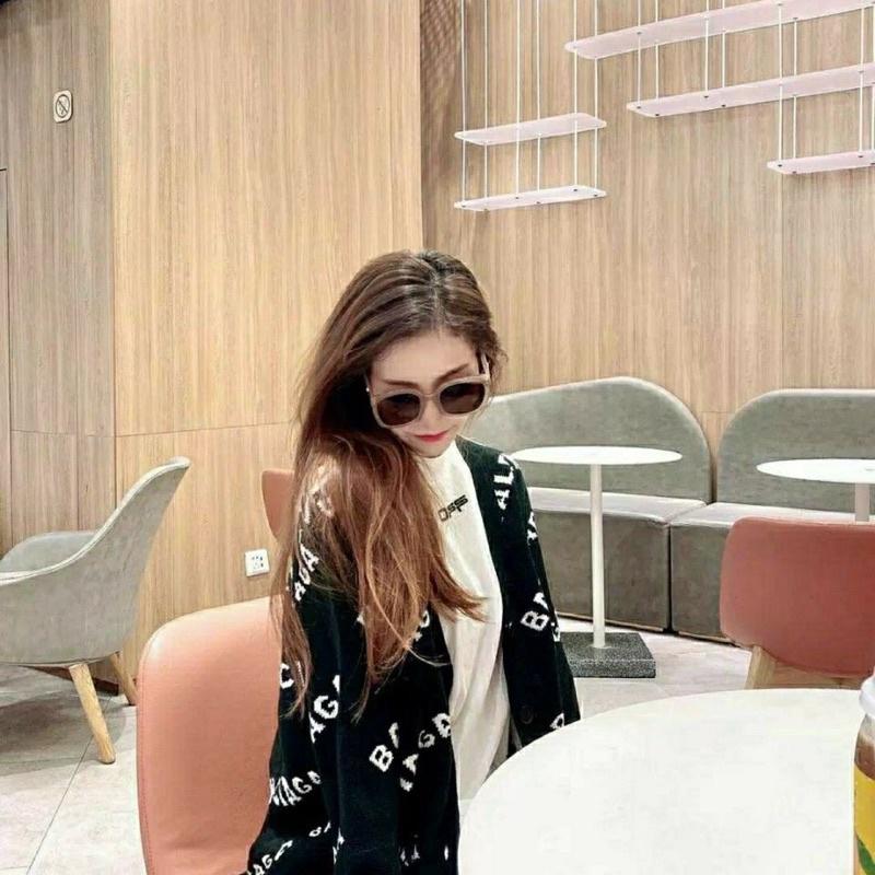 Áo Len Cadigan Dáng Thụng Balencciaga Siêu Cá Tính