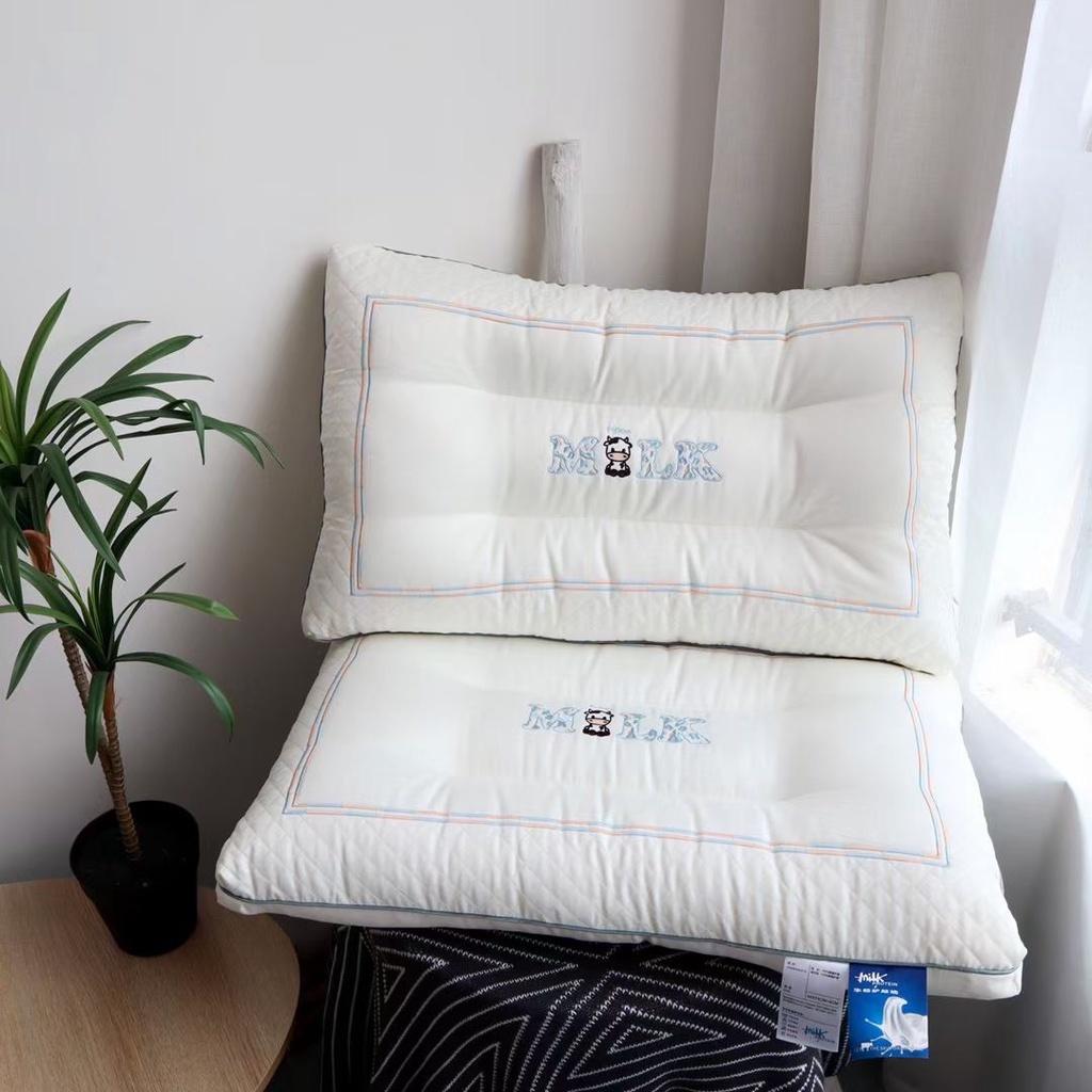 GỐI MATXA BAMBOO với hình thêu chú bò sữa cute đáng yêu
