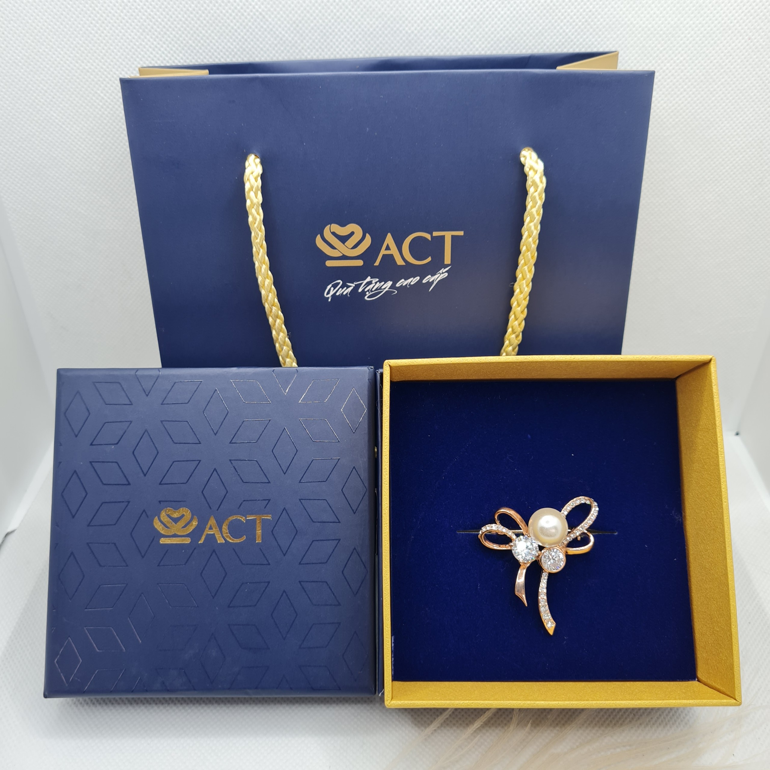 Cài áo nơ đá trắng