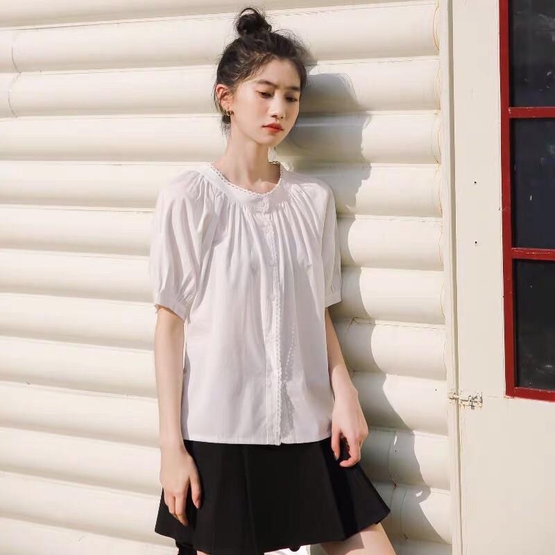 Áo sơ mi trắng cổ tròn viền ren