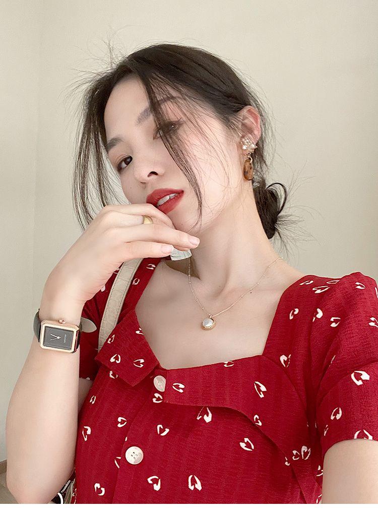 TOBE1SHOP 2023 mùa hè retro màu đỏ đầm nữ tính trà nghỉ váy cao cấp thắt lưng che thịt hiển thị gầy trung bình dài