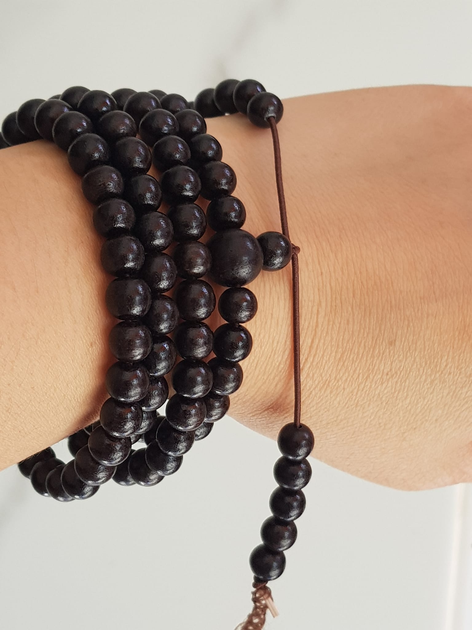 Vòng tay gỗ trầm hương đen nâu Size vòng 7mm thơm nhẹ kiểu quấn tay Anh Chị đeo kiểu quấn tay Đeo tay mình hay đeo 1 Cặp rất dễ thương ạ