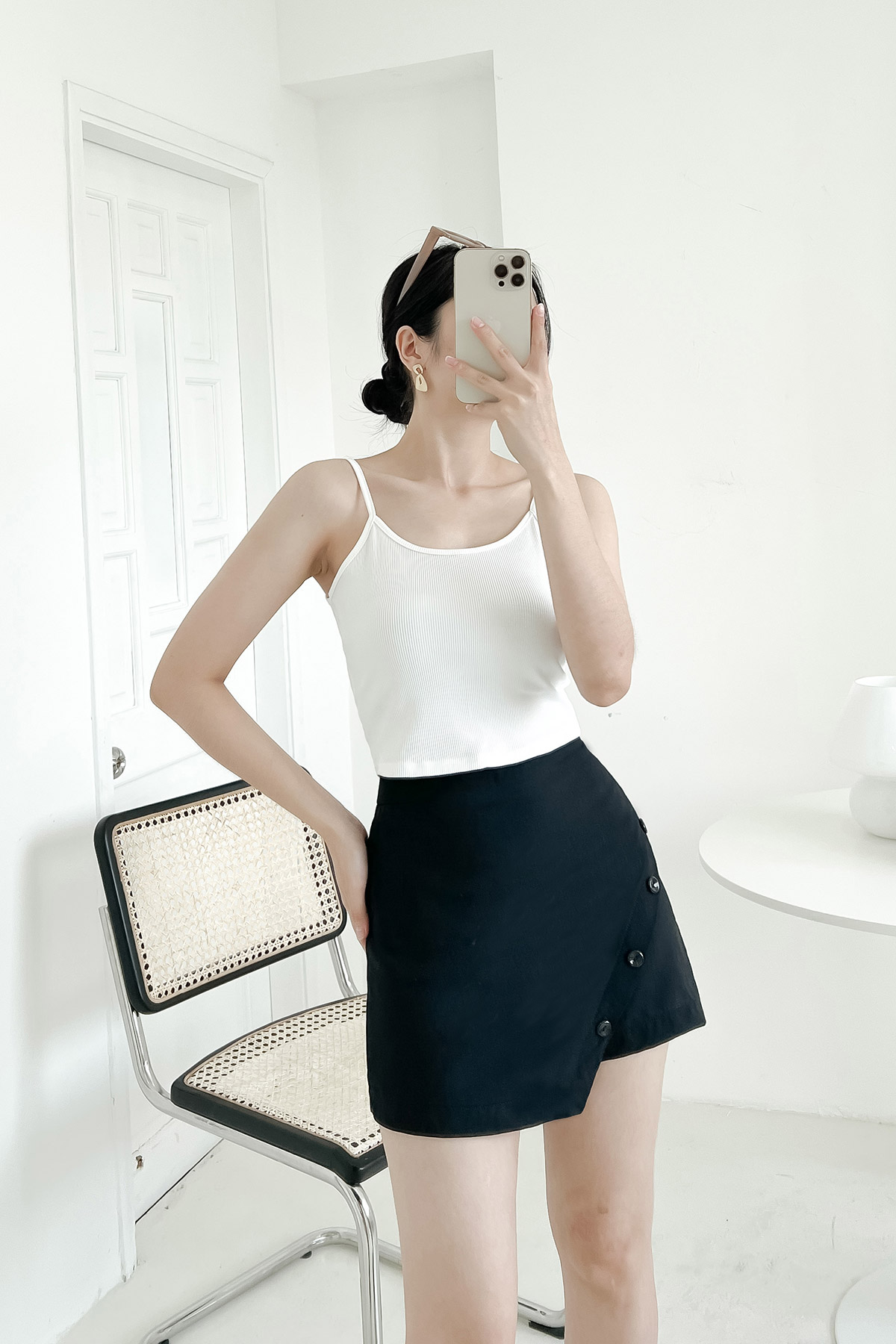 Quần váy phủ vạt lệch đính cúc Vienne Tran V64S22H009