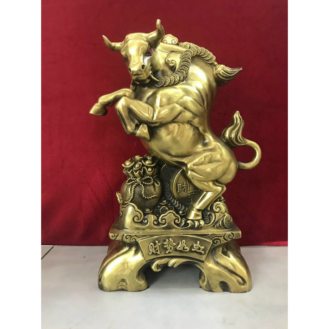 Trâu hũ vàng trên đế - Vật phẩm phong thủy (kt 36x28cm)