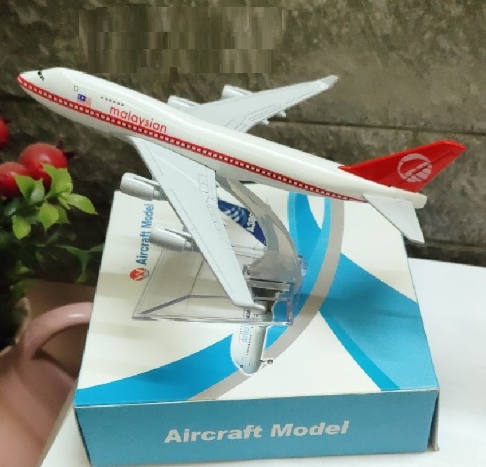 Máy bay mô hình tĩnh B747 Malaysian 16cm