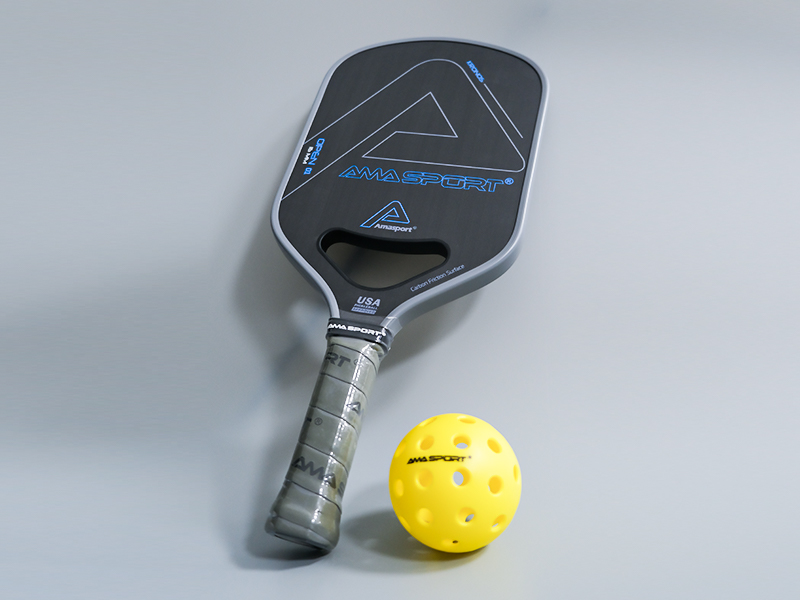 Bộ vợt pickleball AMA SPORT T700 Toray full box dày 16mm full carbon ( bao gồm 1 vợt+2 bóng+3 cuốn viền+ 3 cuốn cán +1 tẩy) hỗ trợ các tay vợt chơi tấn công tốc độ, mạnh mẽ.