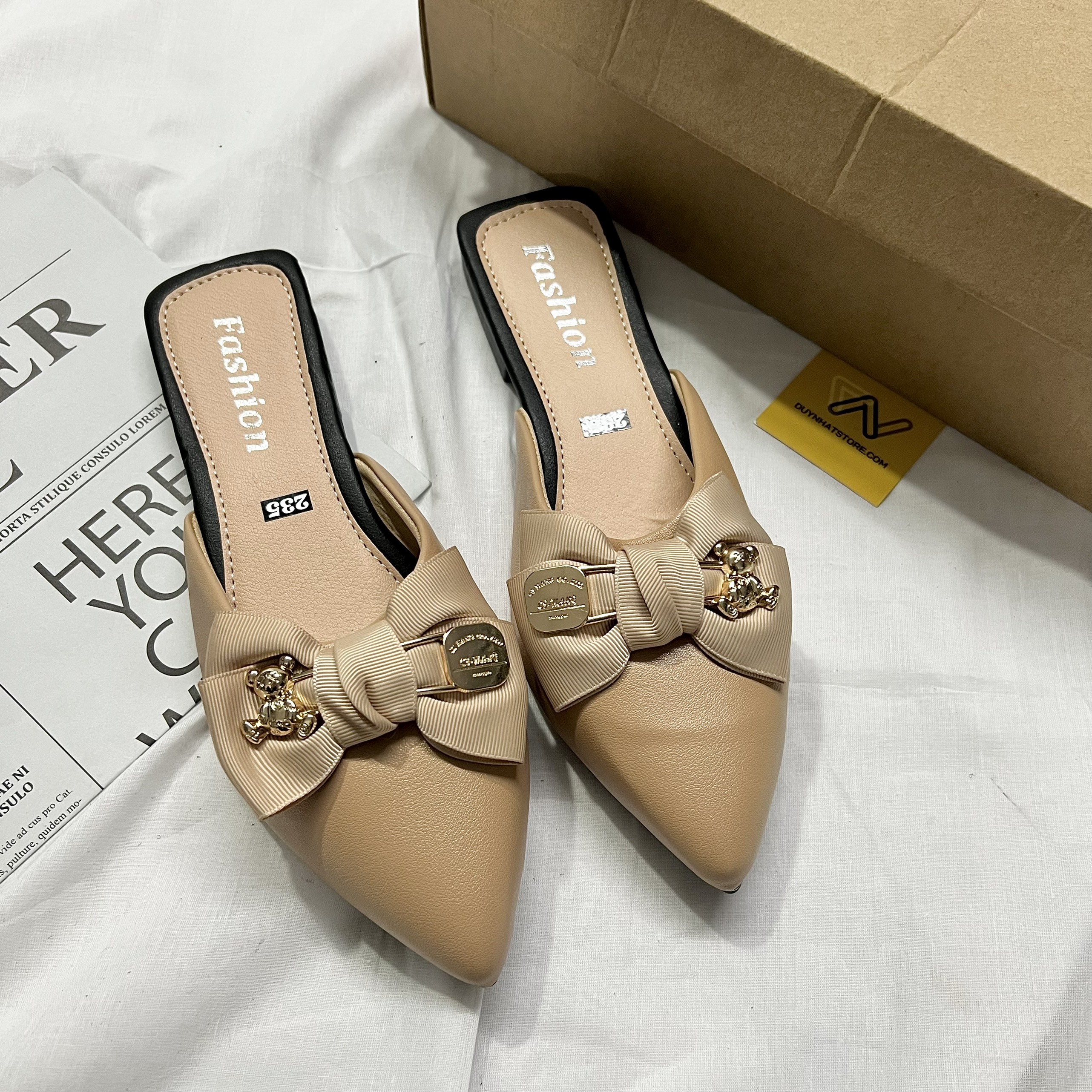 Dép Sục Nơ Khóa Gấu Cao Gót Bít Mũi Bệt Xẹp Giày Duy Nhật Store Phối Da Mờ Uzzang Trend Kiểu Đơn Giản Thanh Lịch Đen Kem