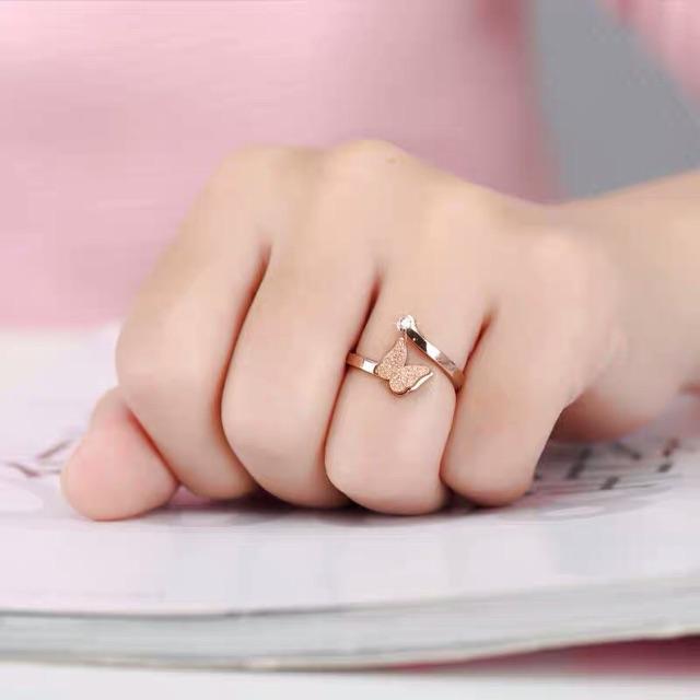 Nhẫn titan bướm phun hạt cát không đen
