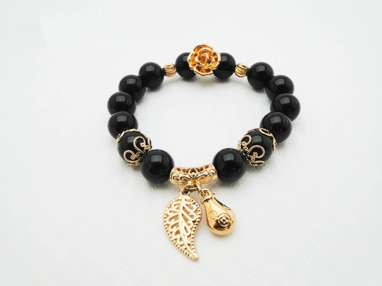 Vòng Tay Phong Thủy Đá Mã Não Đen 10 Ly Mix Charm