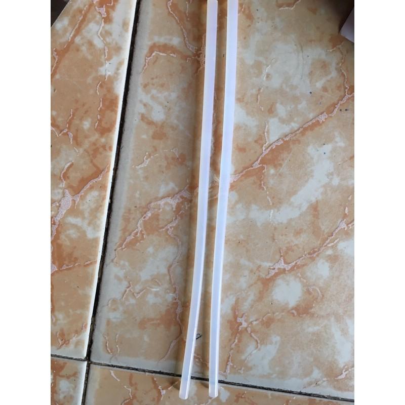 2 cây keo nén sử dụng cho dụng cụ bán keo
