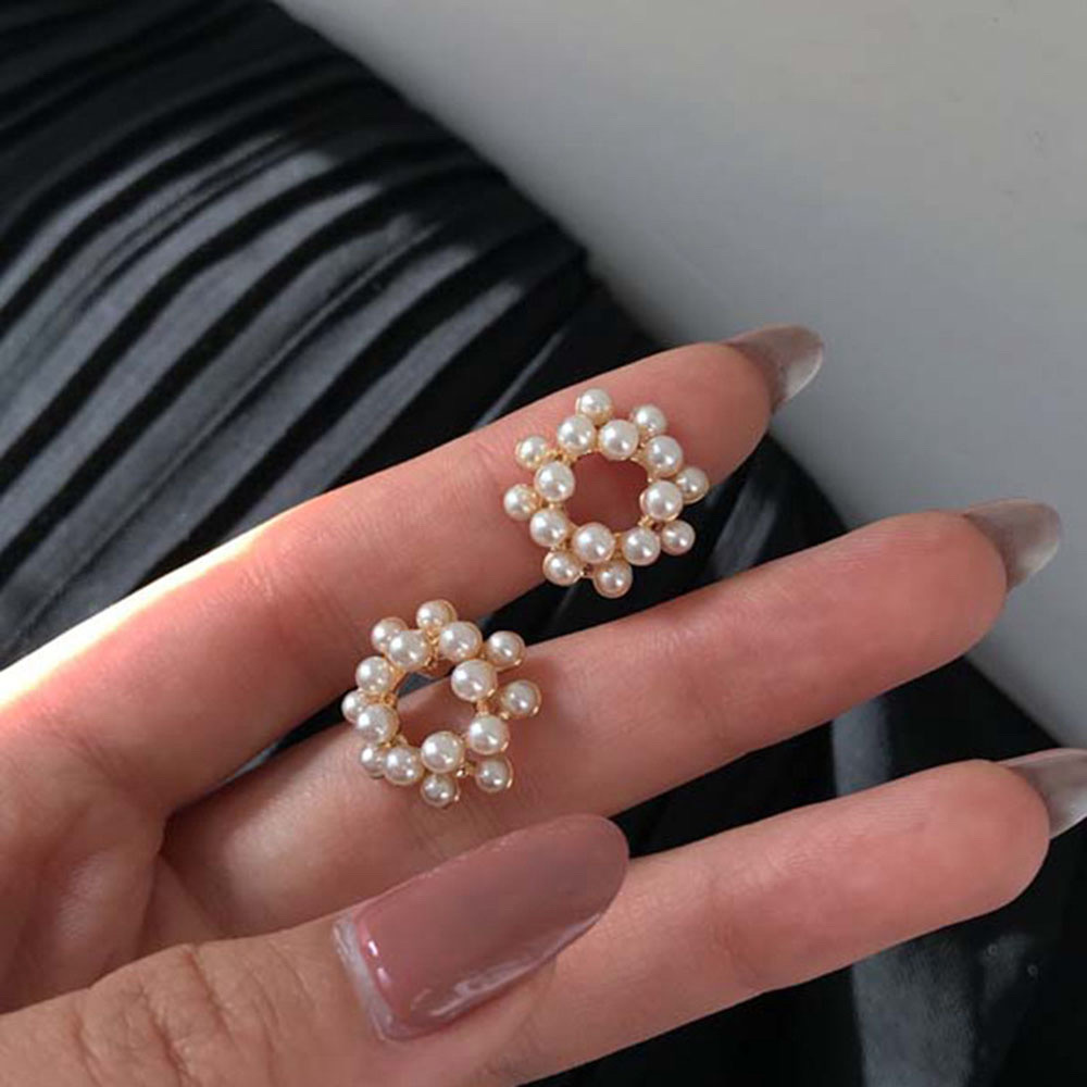 Khuyên tai tròn đính ngọc trai nhân tạo sang chảnh