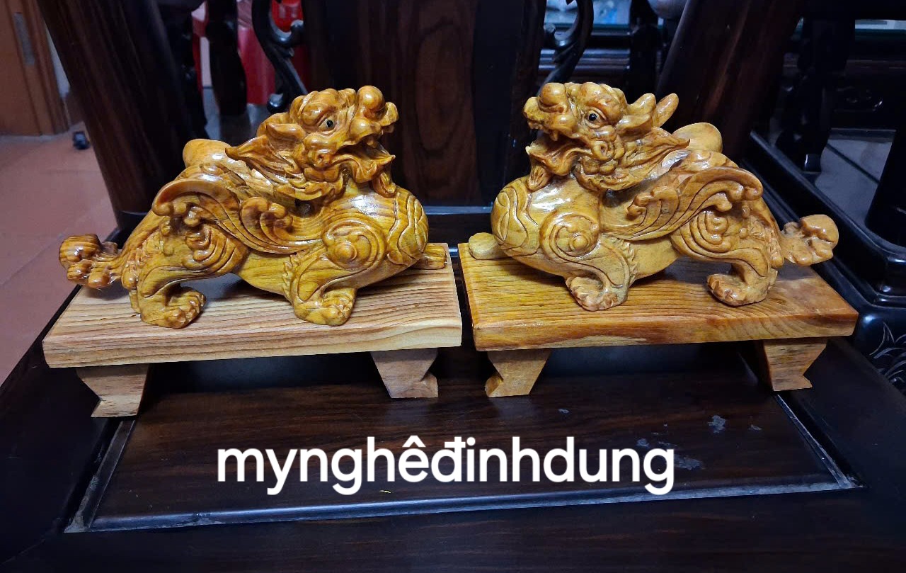 Cặp tỳ hưu phong thủy bằng gỗ huyết long mọng dầu kt 20x12x9cm + cả chân đế cao tổng  17cm