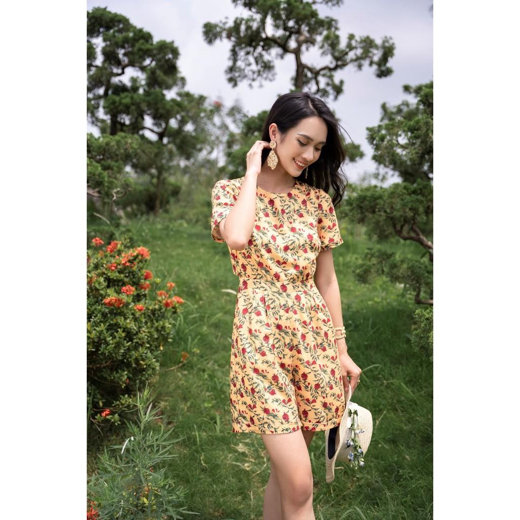 Jumpsuit ngắn vải in hình quả lưu, cutout lưng J2002-21