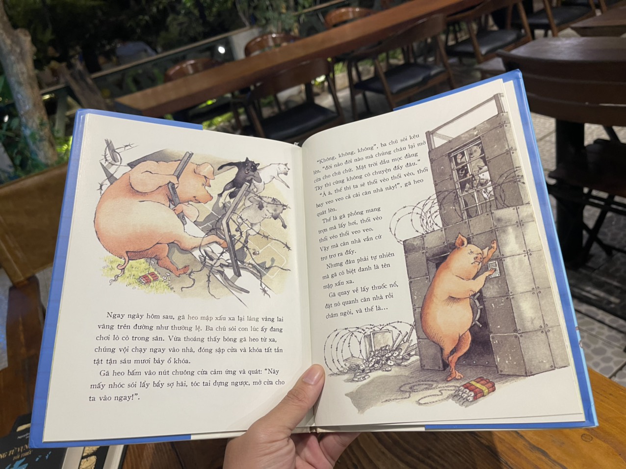 BA CHÚ SÓI CON VÀ GÃ HEO MẬP XẤU XA - Eugene Trivizas - Helen Oxenbury minh họa - Crabit Kidbooks