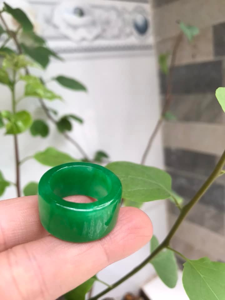 Nhẫn Càn Long Nam Xanh Ngọc Đẹp Ni 19mm x bản vuông cao 12mm/13mm/14mm Chất liệu Đá Cẩm Thạch Tự nhiên màu Xanh Hy Vọng Bóng Tươi quá đẹp chuẩn Hợp Nam mệnh Mộc Mệnh Hỏa đeo Ni19mm lọt lòng ngón giữa ngón cái ạ