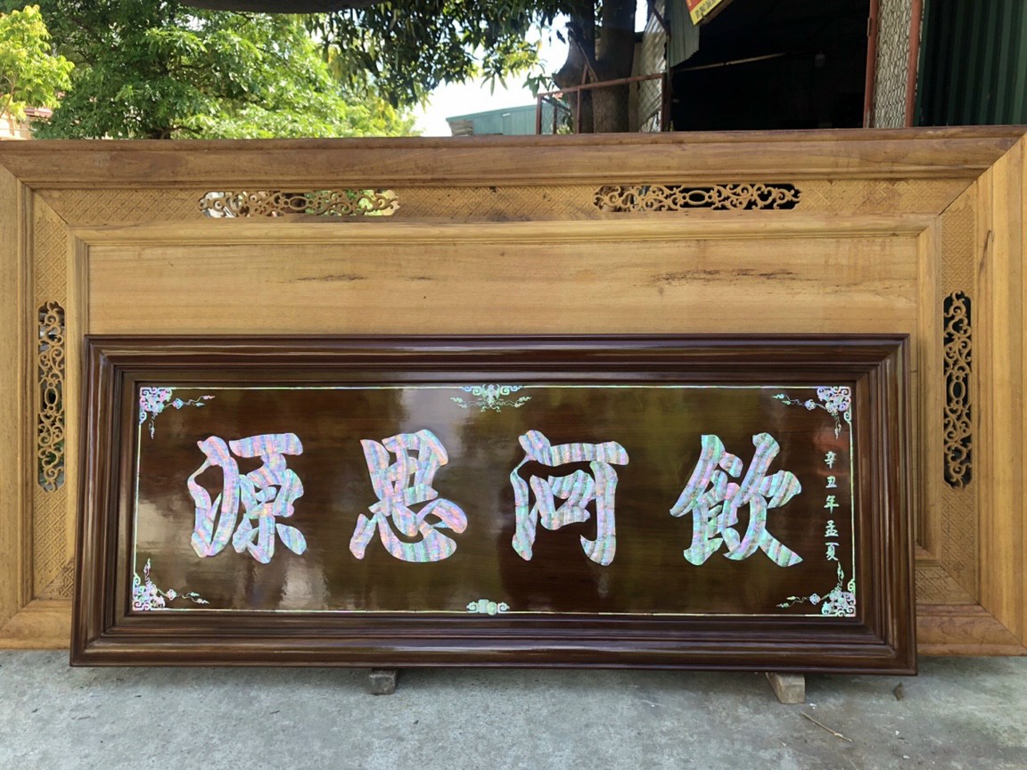 Bộ hoành phi câu đối bằng gỗ gụ kết hợp với khảm ốc đỏ singgapore làm mầu mận chín giả cổ