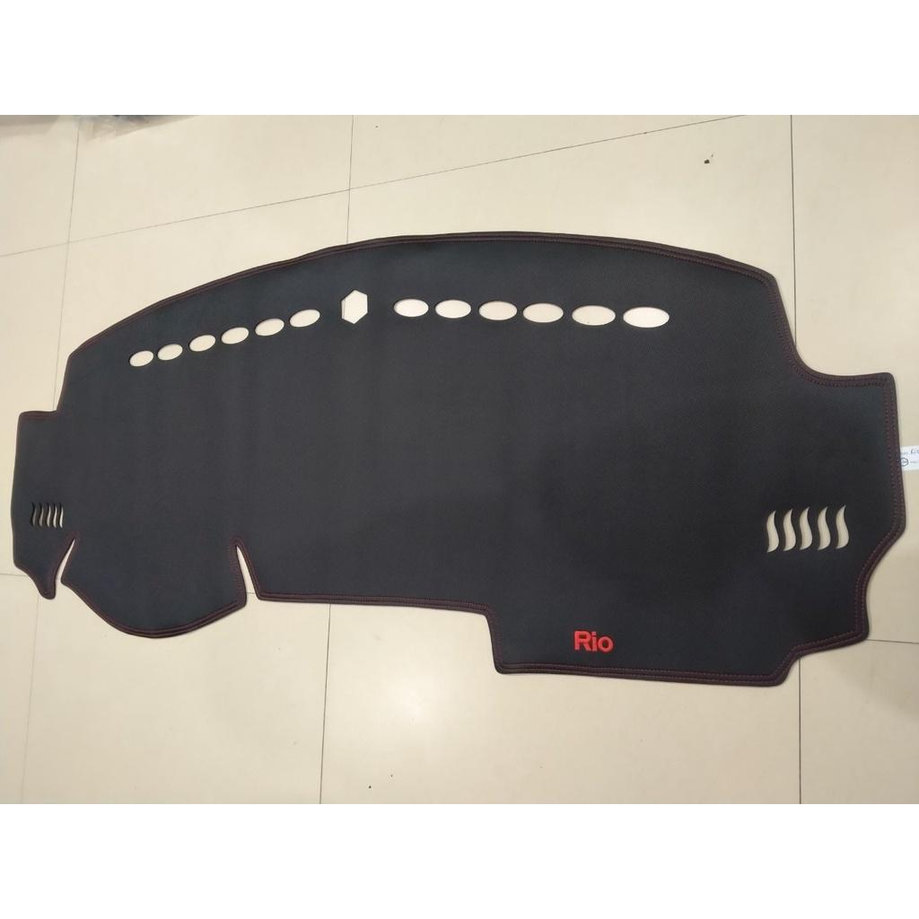 Thảm taplo xe Kia Rio 2015 - 2018, taplo da vân cacbon 3 lớp gai silicon có chống trượt 3 lớp loại 1