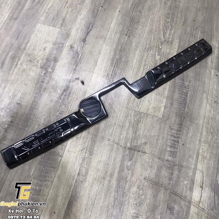 Ốp chống trầy cốp vân Titan Toyota Veloz