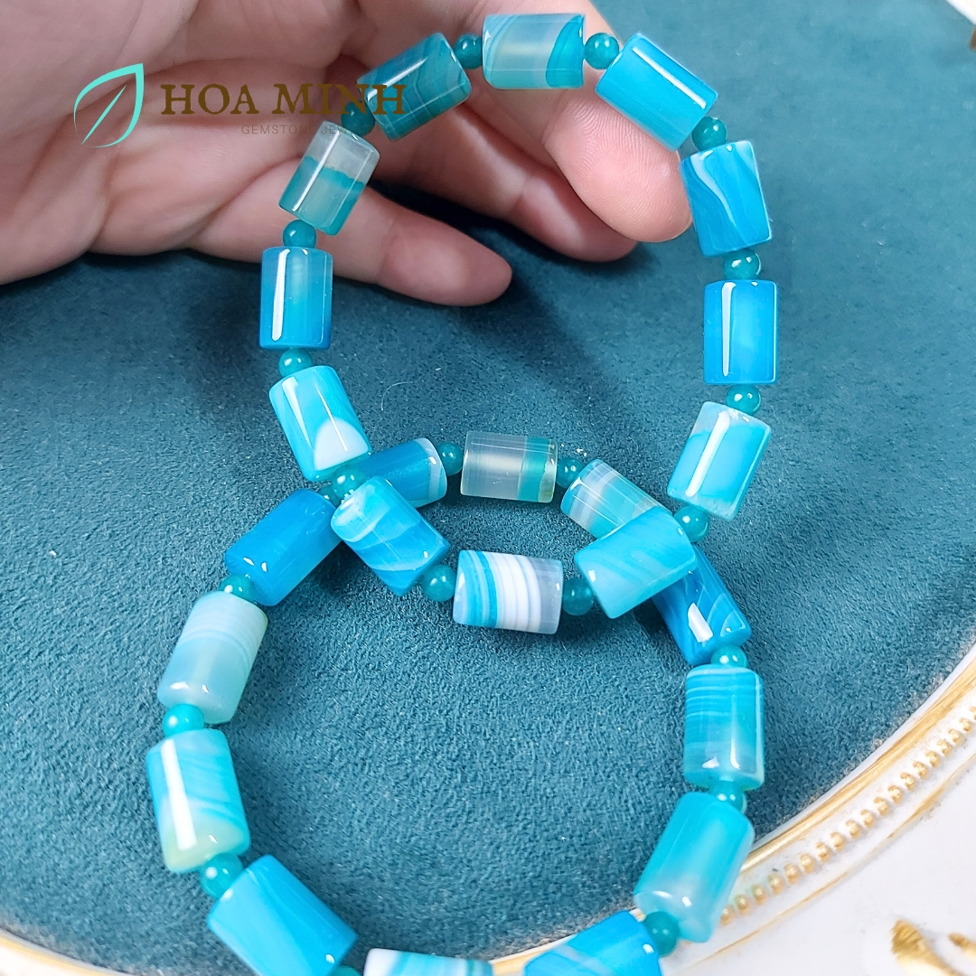 Vòng tay phong thủy đá Mã Não xanh biển có vân dạng lu thống size 8.6 x 12 li xen kẽ viên tròn mã não