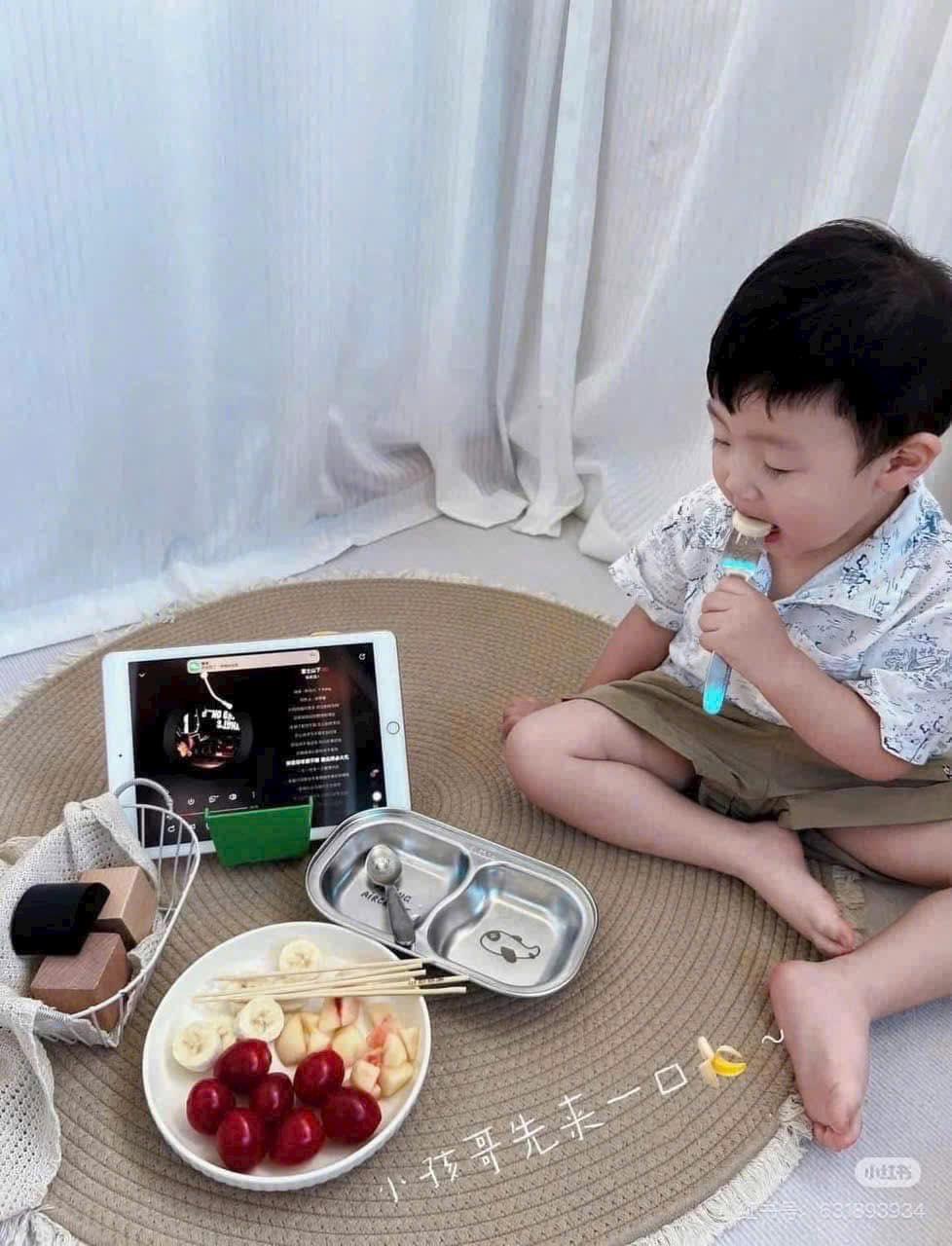 Khay ăn 2 ngăn kèm thìa hình thú dễ thương hình thú cho bé loại 1 - giao hình ngẫu nhiên