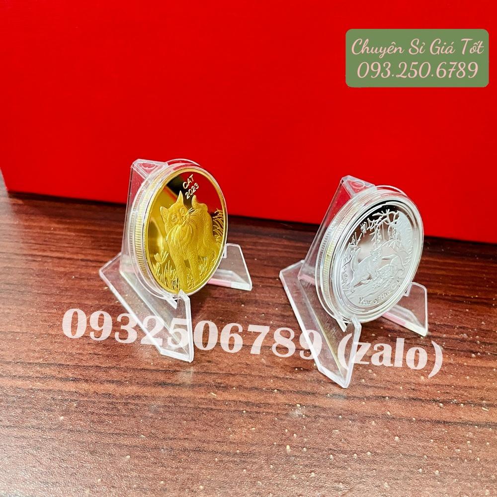 Combo 2 GIÁ TRƯNG BÀY + Cặp 2 Đồng Xu hình con Mèo Vàng Bạc Lì Xì Tết 2023 của Úc - NELI - RƯỚC LỘC XUÂN