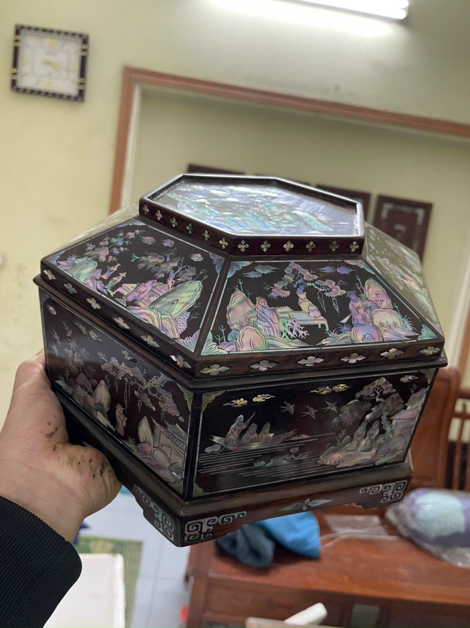 Tráp lục lăng khảm ốc xà cừ bằng gỗ trắc đỏ đen kt mặt rộng 30 ,cao 18cm