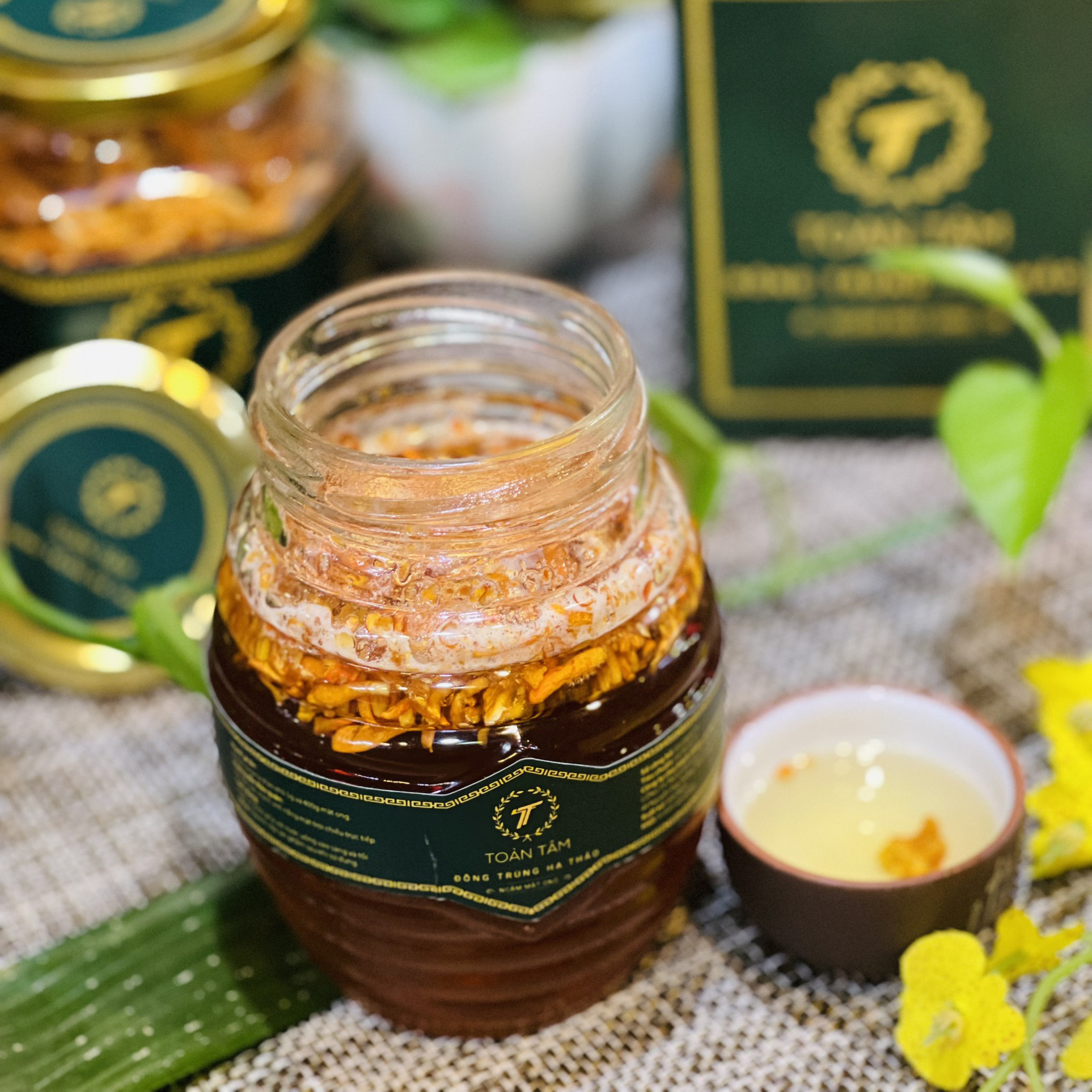 ĐÔNG TRÙNG HẠ THẢO NGÂM MẬT ONG 380ml TOÀN TÂM - bồi bổ cơ thể, ngăn lão hóa, làm đẹp da, giảm ho, giúp ngủ ngon