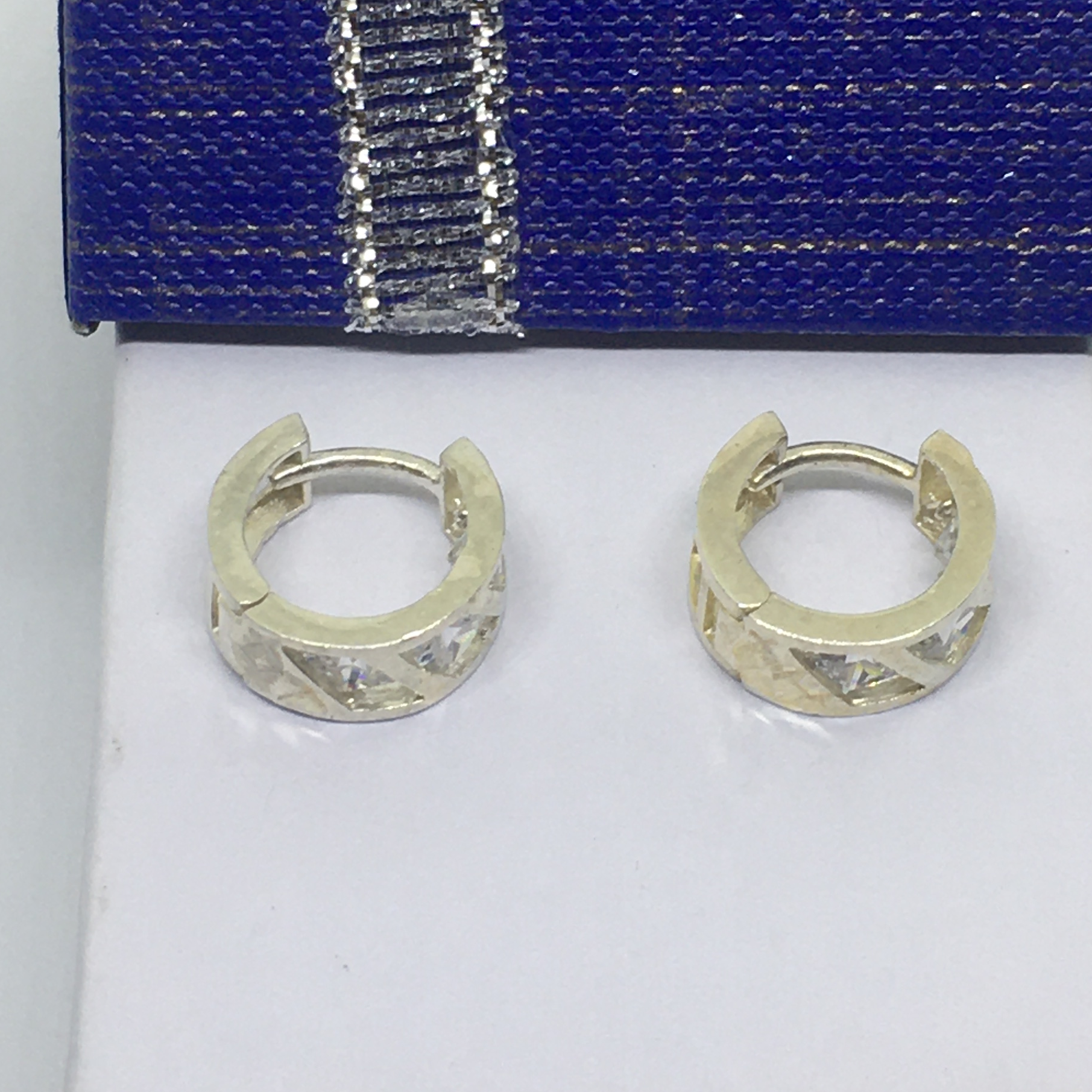 Bông tai cong gắn đá