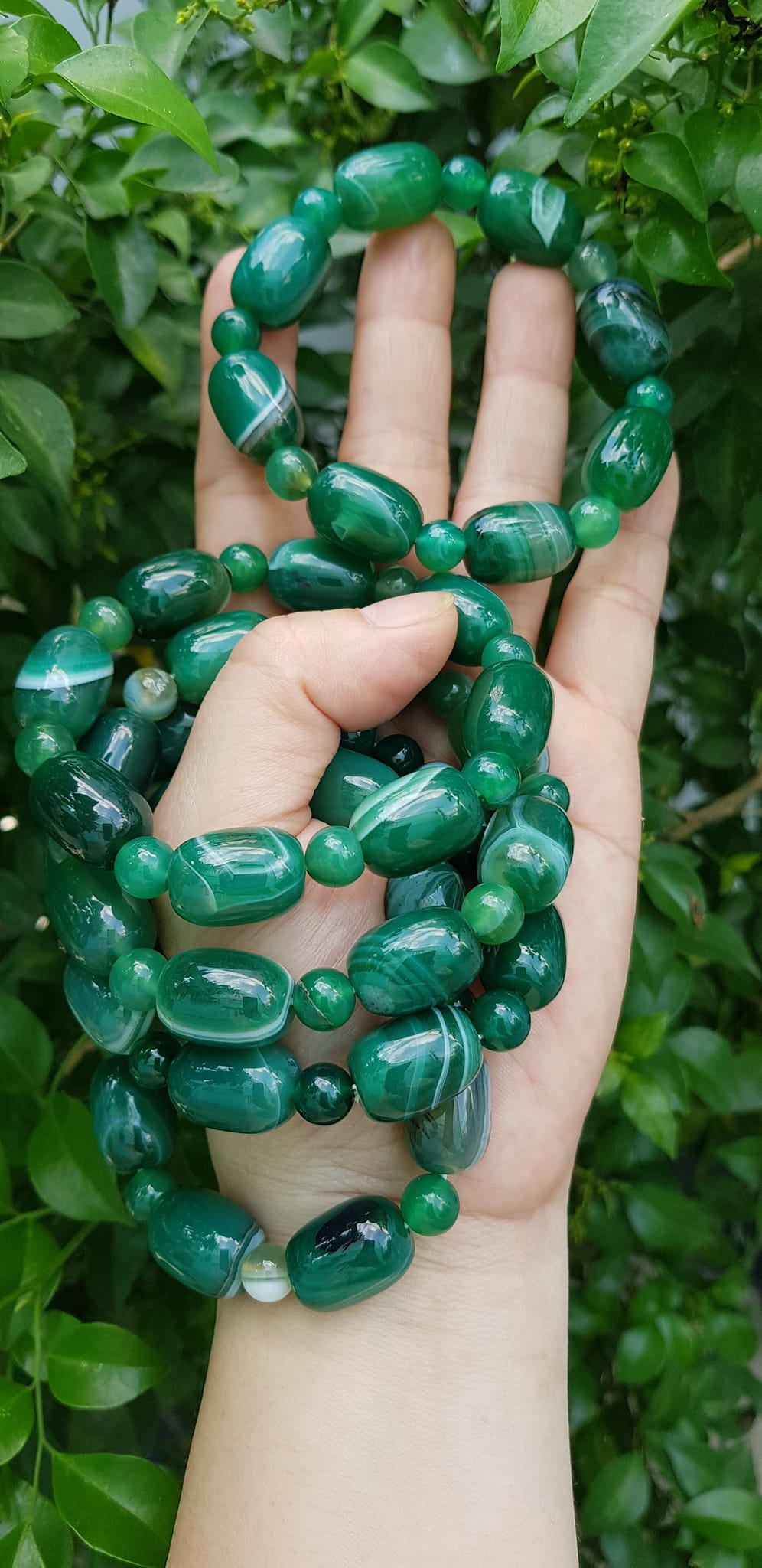 Vòng tay nữ đá mã não xanh cánh sen đậm phối kiểu hạt thống hạt tròn Size hạt 13mm Màu xanh cánh sen đậm vân tự nhiên rẻ xinh đẹp ạ