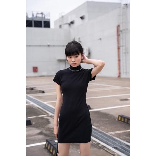 Đầm Tracy Dress cổ lọ hở lưng