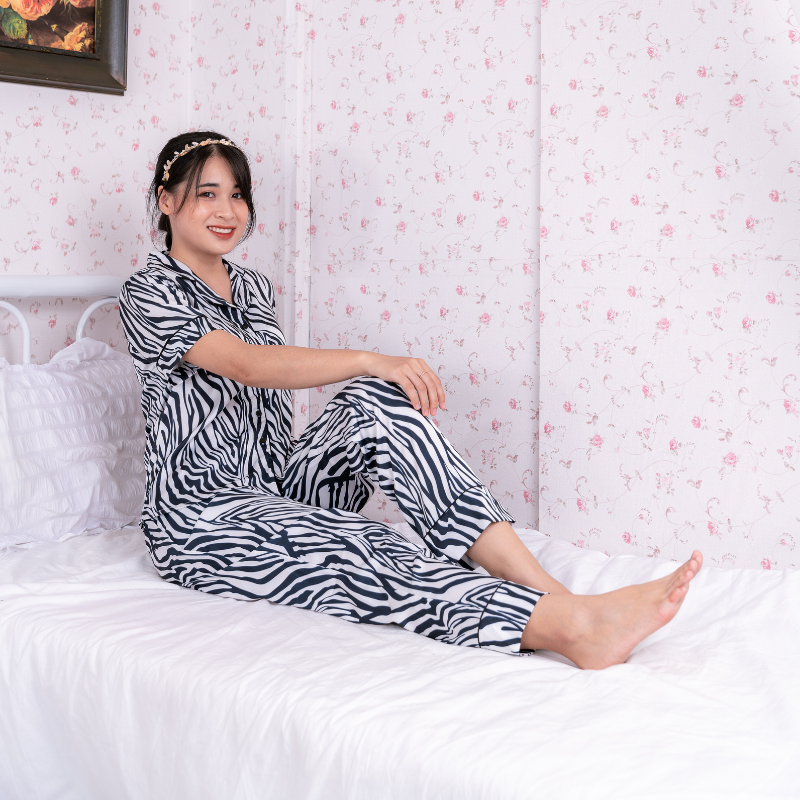 Hình ảnh Bộ đồ Pyjama, đồ mặc nhà nữ VILADY - B107 kiểu tay ngắn quần dài họa tiết VẰN thanh lịch chất liệu lụa Pháp cao cấp (lụa latin)