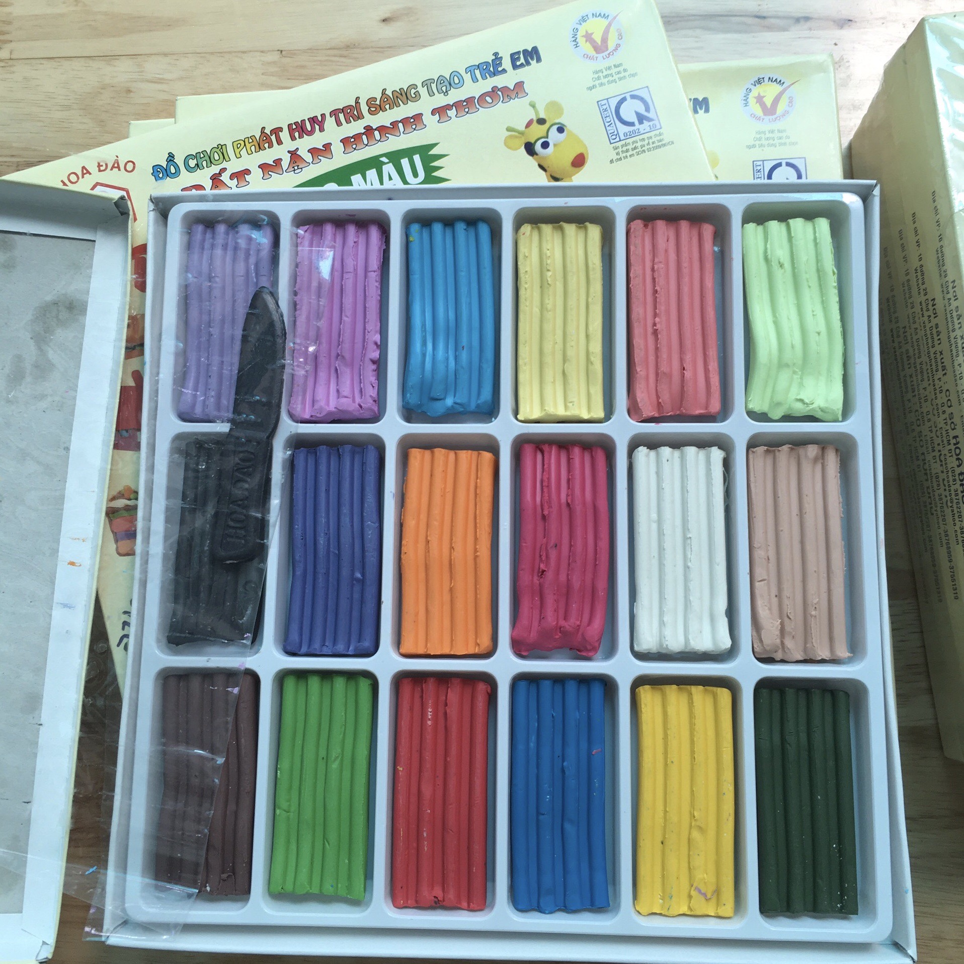 Đất nặn đất sét Hoa Đào Chất liệu an toàn 18 màu 01 hộp -đồ chơi cho bé phát triển-HÀNG VIỆT NAM AN TOÀN CHO TRẺ NHỎ