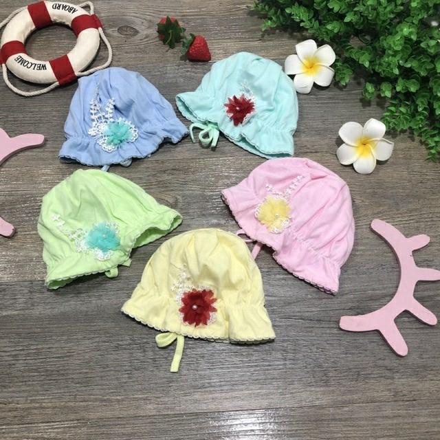 Mũ cotton sơ sinh bèo đính hoa dây buộc cho bé từ 0-3 tháng