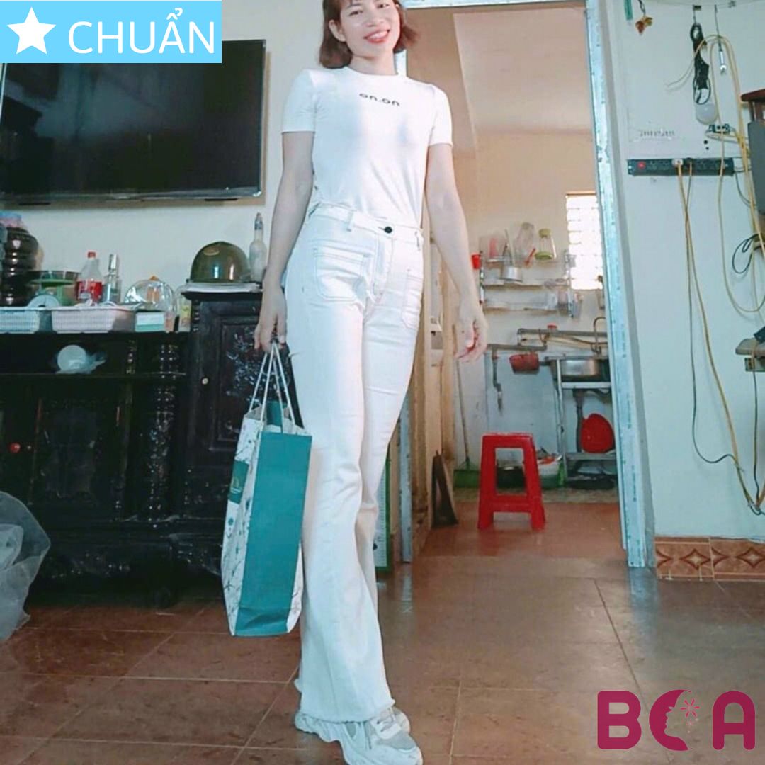 Quần jean nữ ống loe dáng dài QRO86 ROSATA tại BCASHOP lưng cao 1 nút, túi ngang, phom chuẩn, chất liệu jean cao cấp - màu trắng kem