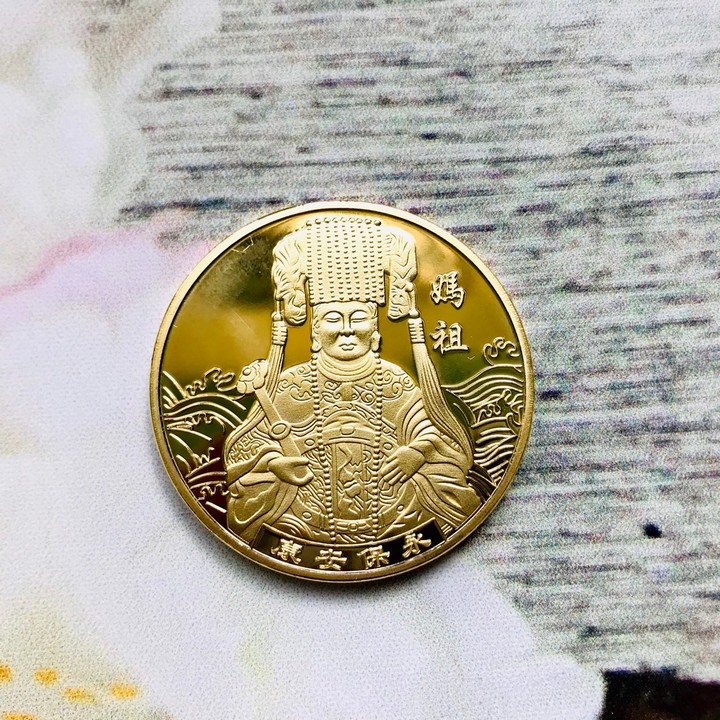 Xu Phật Bà Thánh Mẫu Dùng để cúng dường trong những dịp Lễ, Tết, mang theo bên người, xỏ lỗ đeo dây, làm quà, Kích thước 4cm, Màu Vàng - TMT Collection - SP005284