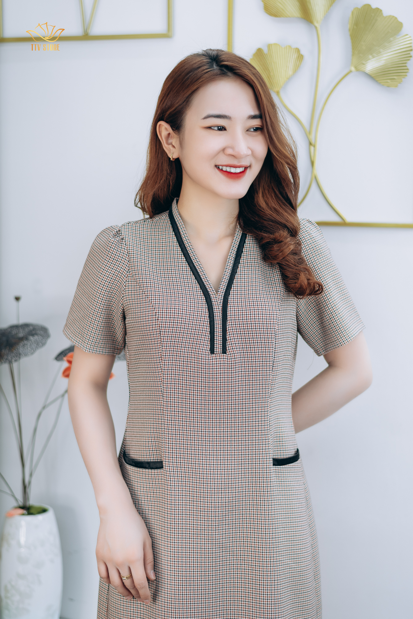Đầm suông thết kế trung niên cao cấp sang trọng Cổ tim phối viền màu Caro nâu TTV STORE TTV1278