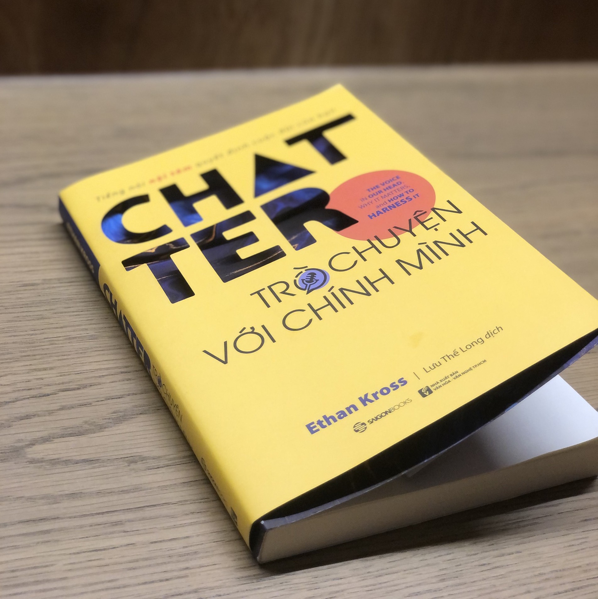 Chatter - Trò chuyện với chính mình: Tiếng nói nội tâm quyết định cuộc đời của bạn (The Voice in Our Head, Why It Matters, and How to Harness It) - Tác giả: Ethan Kross