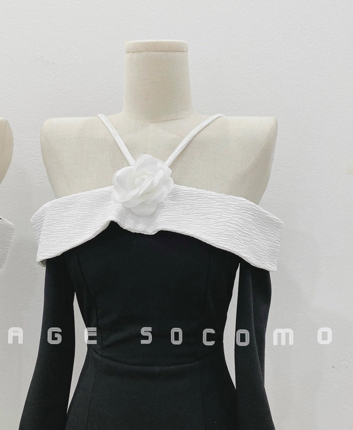 Váy đầm thiết kế đen cổ yếm hoa viền trắng sang chảnh Socomo V1382022