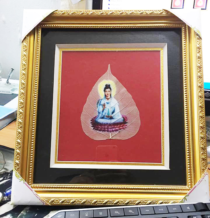 Tranh treo tường có khung trang trí nhà cửa mẫu Phật ngồi thích ca mâu ni, phật adida, Tranh Hình Phật Quan Âm Trên Lá Bồ Đề HPB-36