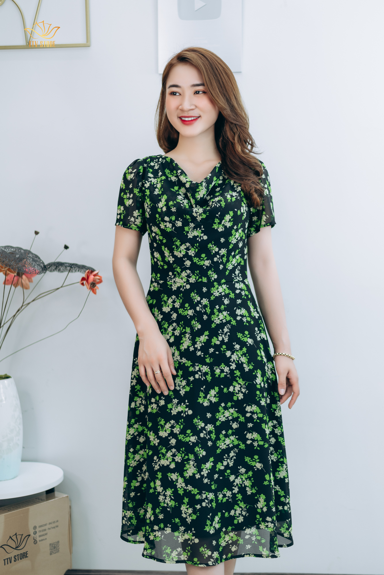 Đầm xòe thiết kế trung niên cao cấp sang trọng Cổ đổ tay ngắn màu Đen hoa xanh TTV STORE TTV1323
