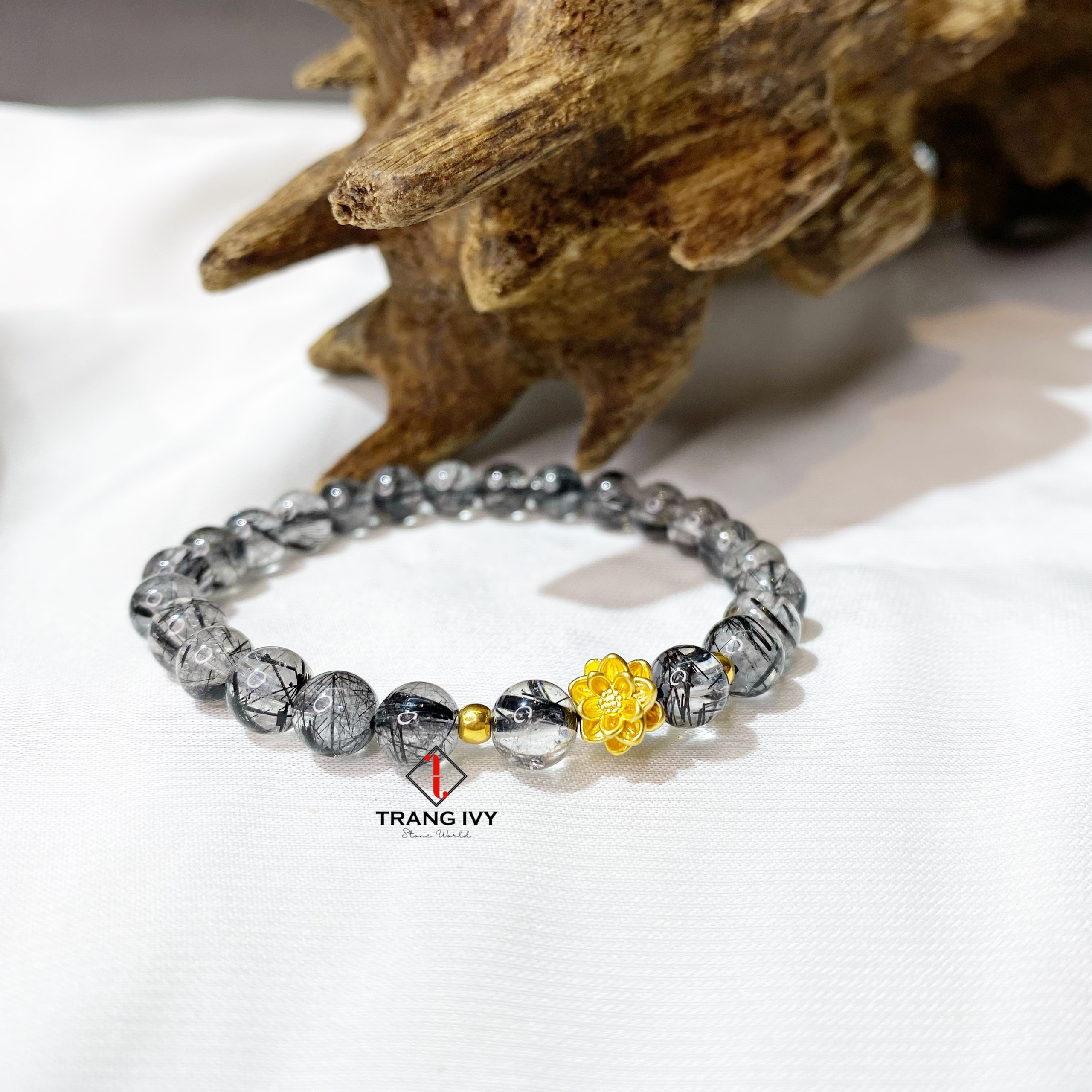 Vòng tay thạch anh tóc đen mix charm hoa sen vàng 24k